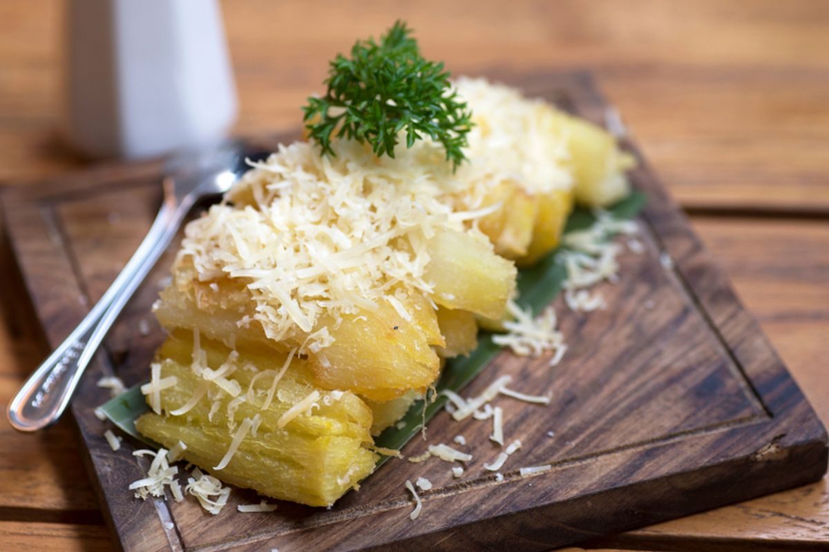 Singkong goreng keju mekar-renyah dengan taburan keju cheddar parut melimpah