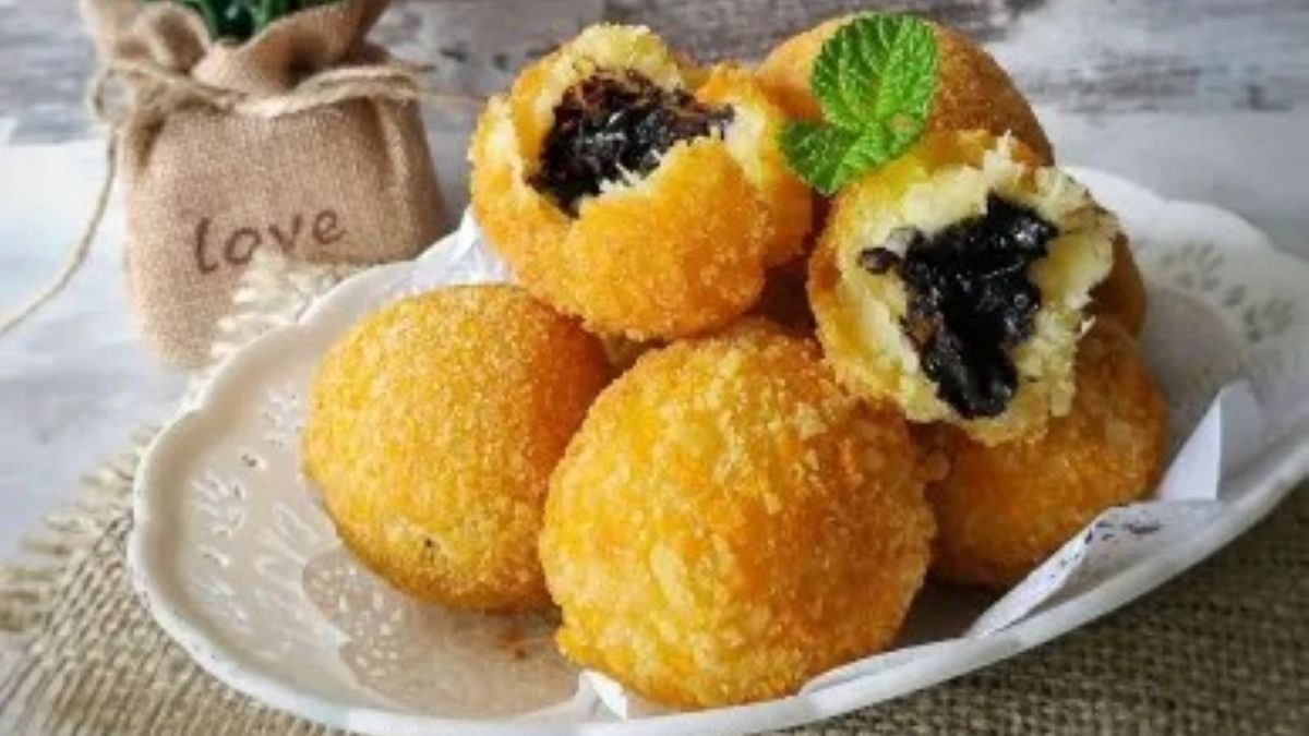 Singkong goreng keju dengan topping coklat lumer