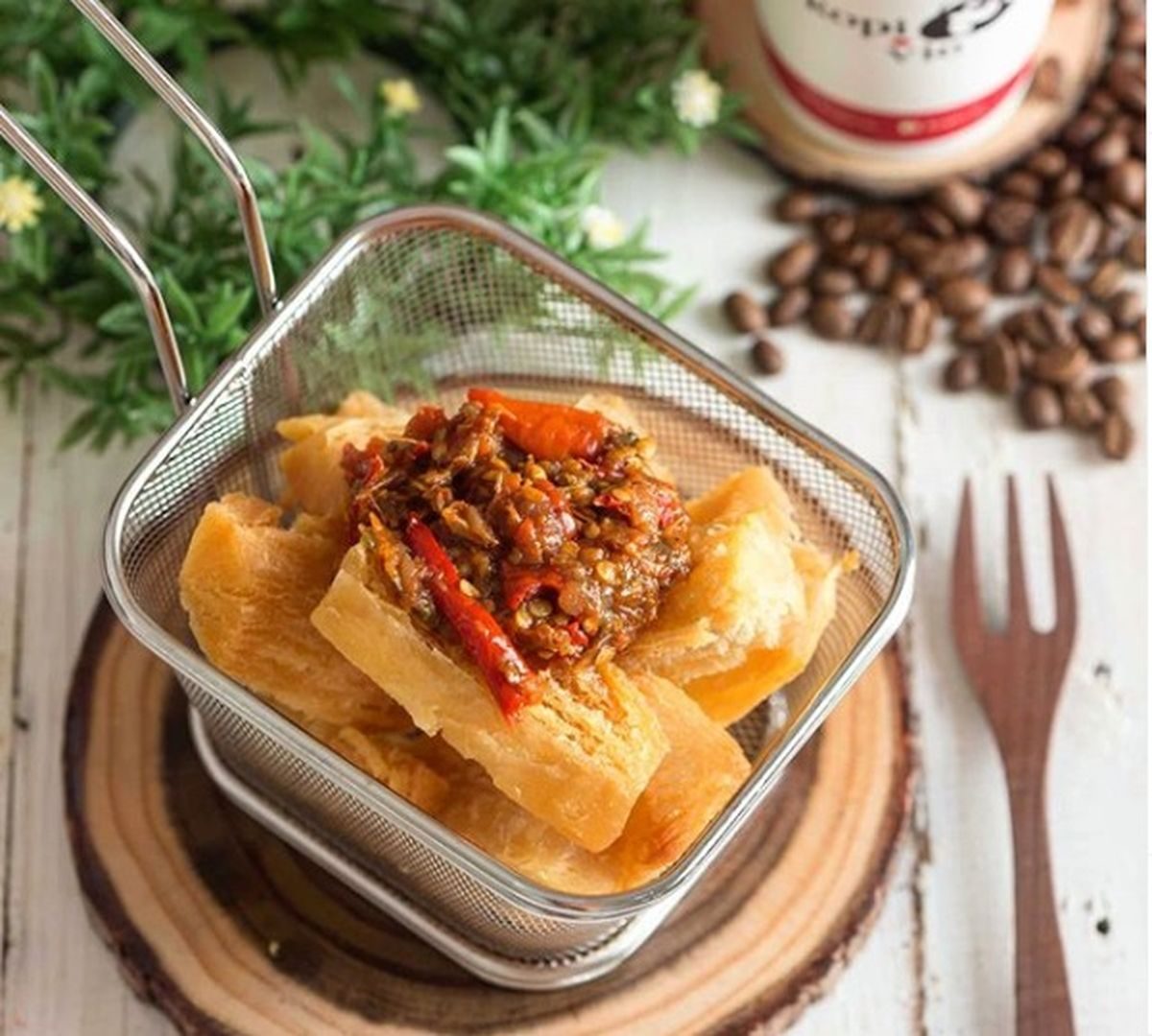 Singkong goreng keju dengan topping sambal bawang pedas